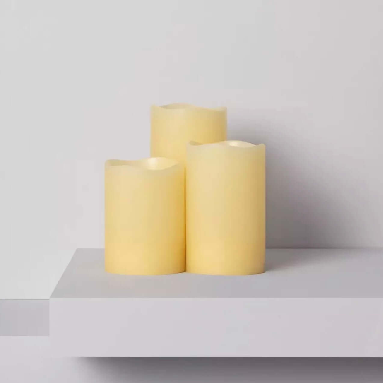 LÁMPARA DE SUELO COLECCIÓN DHARMA, ELABORADA A MANO CON RATÁN NATURAL