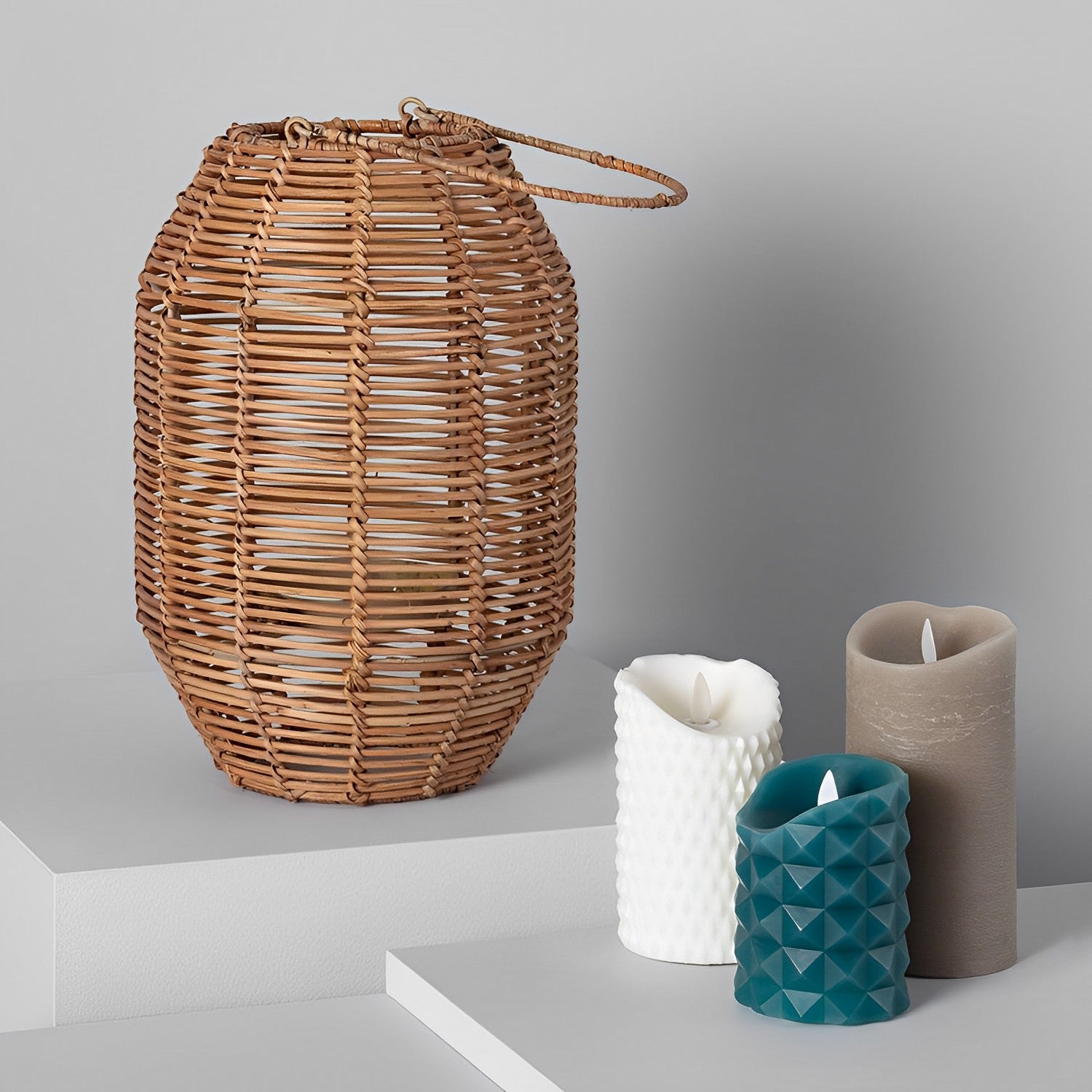 LÁMPARA DE SUELO COLECCIÓN DHARMA, ELABORADA A MANO CON RATÁN NATURAL