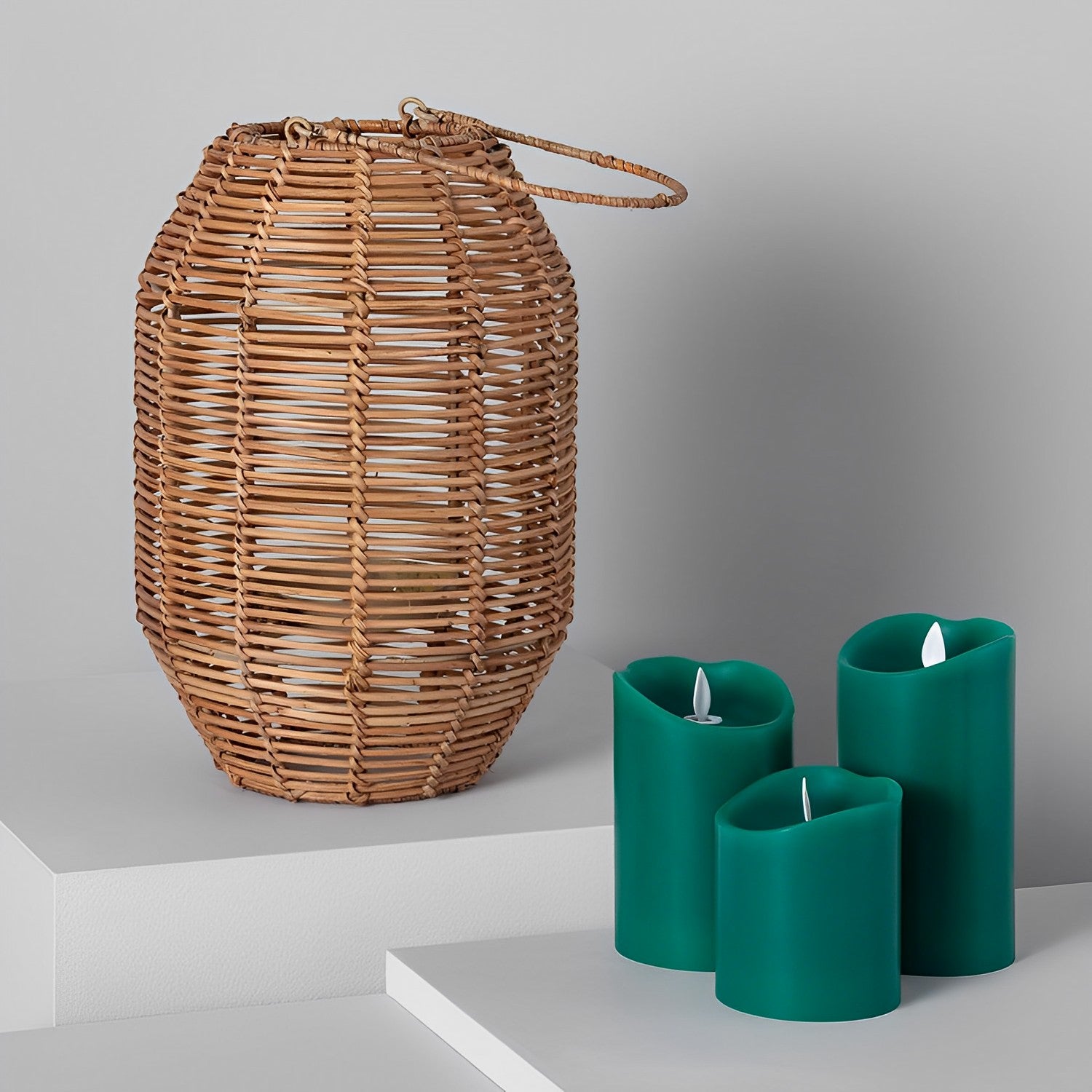 LÁMPARA DE SUELO COLECCIÓN DHARMA, ELABORADA A MANO CON RATÁN NATURAL