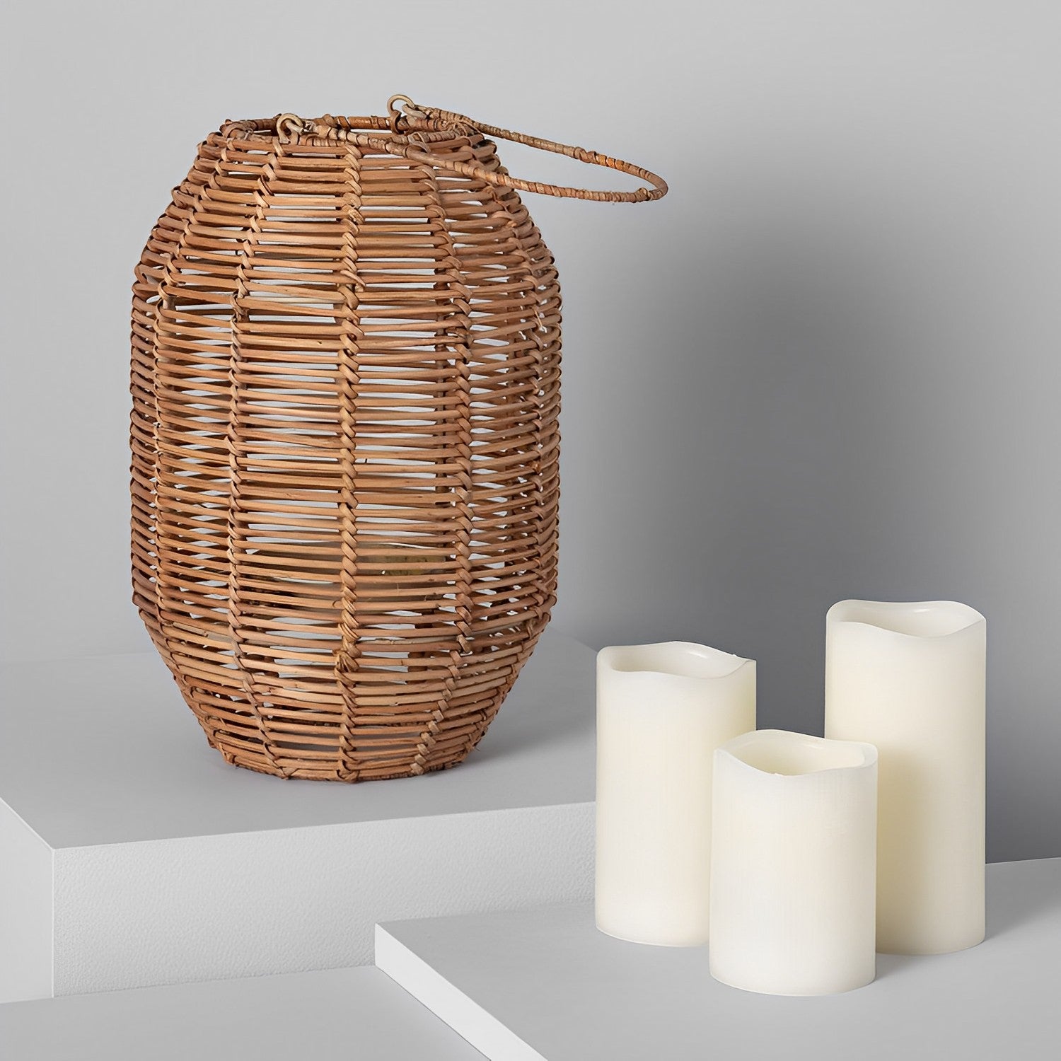 LÁMPARA DE SUELO COLECCIÓN DHARMA, ELABORADA A MANO CON RATÁN NATURAL